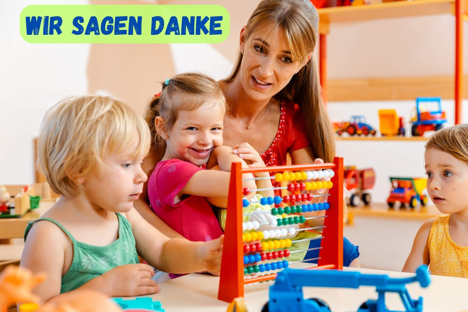 Kinder freuen sich über neues Lernmaterial und sagen danke