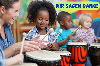 Kinder freuen sich über neue Trommeln und sagen danke